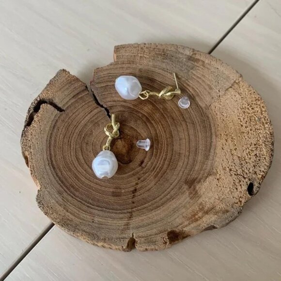 The Christy Huggie gold stud Pearl earrings knot gold - Picture 2 of 4